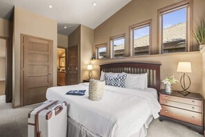 3 habitaciones, tabla de planchar con plancha, wifi y ropa de cama
