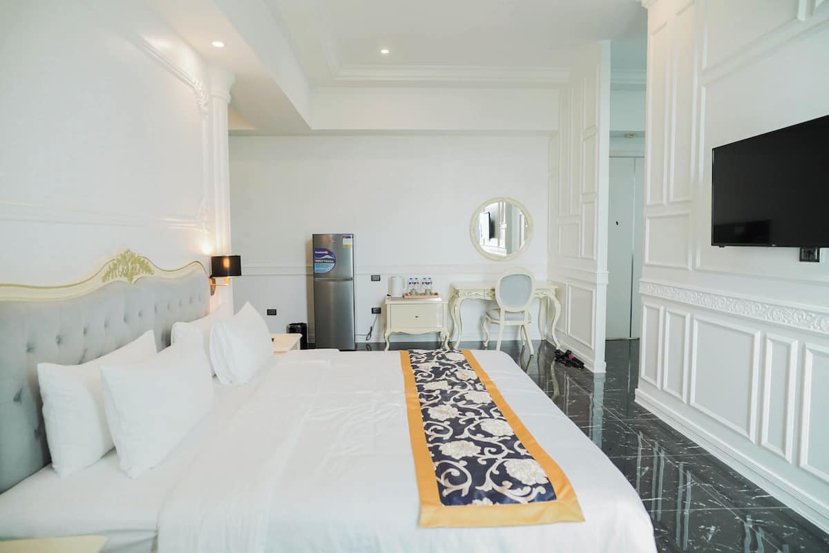 Suite, 1 Bedroom | 1 bedroom, premium bedding, in-room safe, laptop workspace