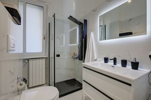 Doccia, asciugacapelli, bidet, asciugamani