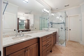 Ensemble douche/baignoire, sèche-cheveux, serviettes fournies