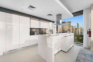 Fridge, microwave, oven, stovetop - Bluewaters 5BR | Panoramic Eye of Dubai Views Near JBR Beach (JBR)
