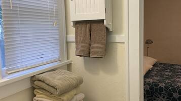 Secador de pelo, toallas, jabón y champú