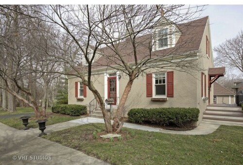 Historic home steps from downtown St. Charles & Pet Friendly!