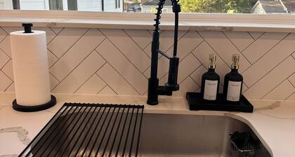 Modern Townhome 3 minutes from downtown & 5 minutes from the heights!