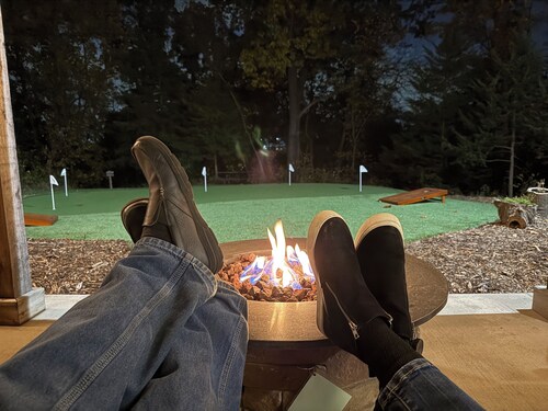 One Bedroom Relaxing Woodland Getaway with Putting Green and Walking Trails