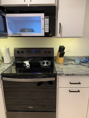 Fridge, microwave, oven, stovetop - One Bedroom Relaxing Woodland Getaway with Putting Green and Walking Trails (Edwardsville)