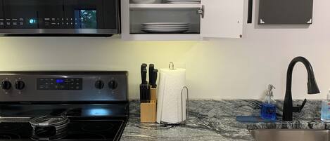 Refrigerador, microondas, horno y parrilla de estufa