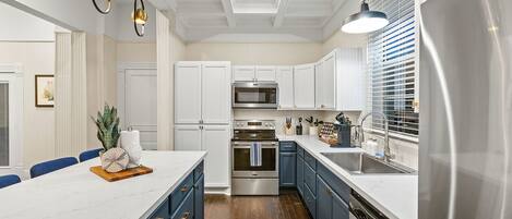 Refrigerador, microondas, horno, placa de cocina