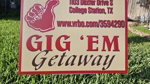 Schild für einen 'GIG ‚EM Getaway' in der Dexter Drive S 1103, College Station, TX.