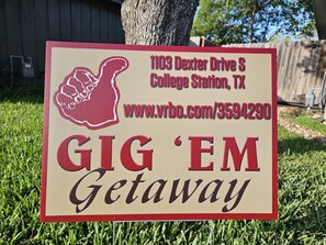 Property grounds - Under 3/4 of a mile from A&M / Kyle Field ~ FREE football gameday PARKING PASS (College Station)