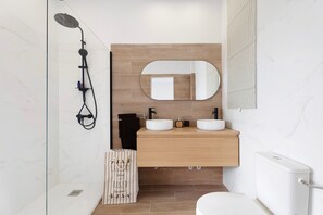 Shower, towels - Vacation Home "Loft Punta del Hidalgo" with Sea View, Balcony & Wi-Fi (Punta del hidalgo)