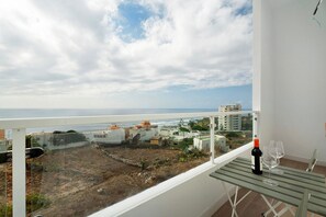 Outdoor dining - Vacation Home "Loft Punta del Hidalgo" with Sea View, Balcony & Wi-Fi (Punta del hidalgo)