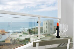 Outdoor dining - Vacation Home "Loft Punta del Hidalgo" with Sea View, Balcony & Wi-Fi (Punta del hidalgo)