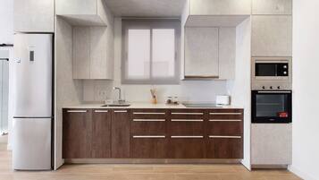 Réfrigérateur, micro-ondes, four, plaque de cuisson