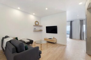 TV - Vacation Home "Loft Punta del Hidalgo" with Sea View, Balcony & Wi-Fi (Punta del hidalgo)