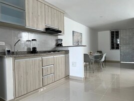 Refrigerador, licuadora, plancha de cocina