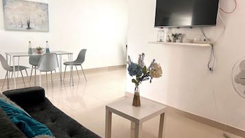 Basic Apartment | Ruang tamu | TV