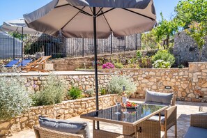 Outdoor dining - Villa 'Milia's House' with Sea View, Wi-Fi and Air Conditioning (Ithaca)