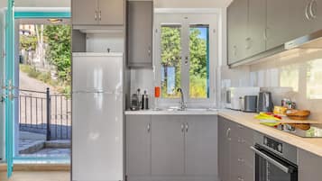 Een koelkast, een microgolfoven, een oven, een kookplaat