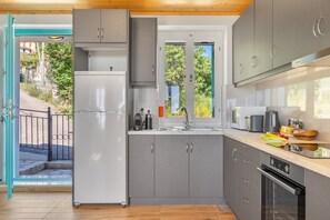 Refrigerador, microondas, horno y parrilla de estufa 