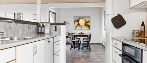 ثلاجة، ميكروويف، فرن، غسالة أطباق