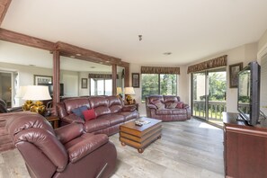 Condo, 3 Bedrooms | Living area
