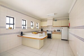 冷蔵庫、電子レンジ、コンロ、食器洗い機