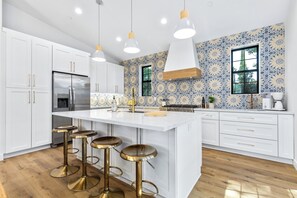 ثلاجة، ميكروويف، فرن، موقد طهي مسطح