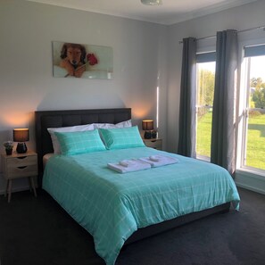 4 bedrooms, iron/ironing board, WiFi, bed sheets