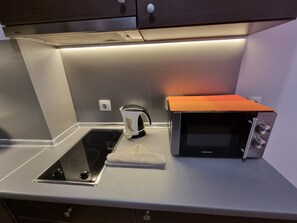 Geladeira, micro-ondas, cooktop, talheres/pratos/utensílios de cozinha