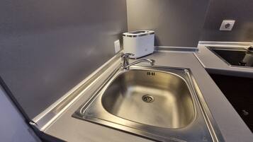 Refrigerador, microondas, placa de cocina, utensilios de cocina