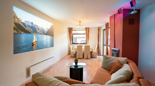 South Facing Bright Mountain View Penthouse - 2 balconies, 300mbps WIFI, washer