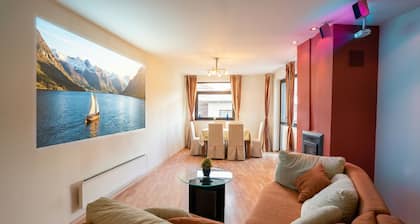 South Facing Bright Mountain View Penthouse - 2 balconies, 300mbps WIFI, washer