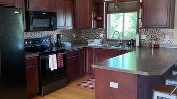 Jääkaappi, mikroaaltouuni, uuni, liesi