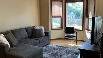 Una televisión, una chimenea, un futbolín