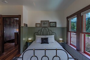 4 habitaciones, tabla de planchar con plancha y cuna de viaje 