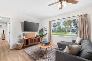 TV connectée, livres, chaîne hi-fi