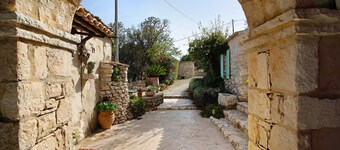 Greek Stone House 'Sira Stonehouse 3' with Sea View, Wi-Fi and Air Conditioning