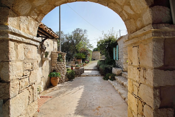 Property grounds - Holiday Home 'Sira Stonehouse Lll' with Sea View, Wi-Fi and Air Conditioning (Volimes)