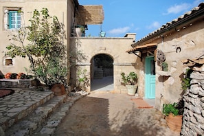Exterior detail - Holiday Home 'Sira Stonehouse Lll' with Sea View, Wi-Fi and Air Conditioning (Volimes)