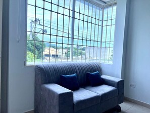 Căn hộ dành cho gia đình | Khu phòng khách | TV 