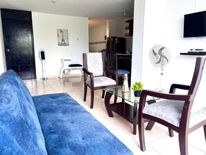 Căn hộ dành cho gia đình | Khu phòng khách | TV 