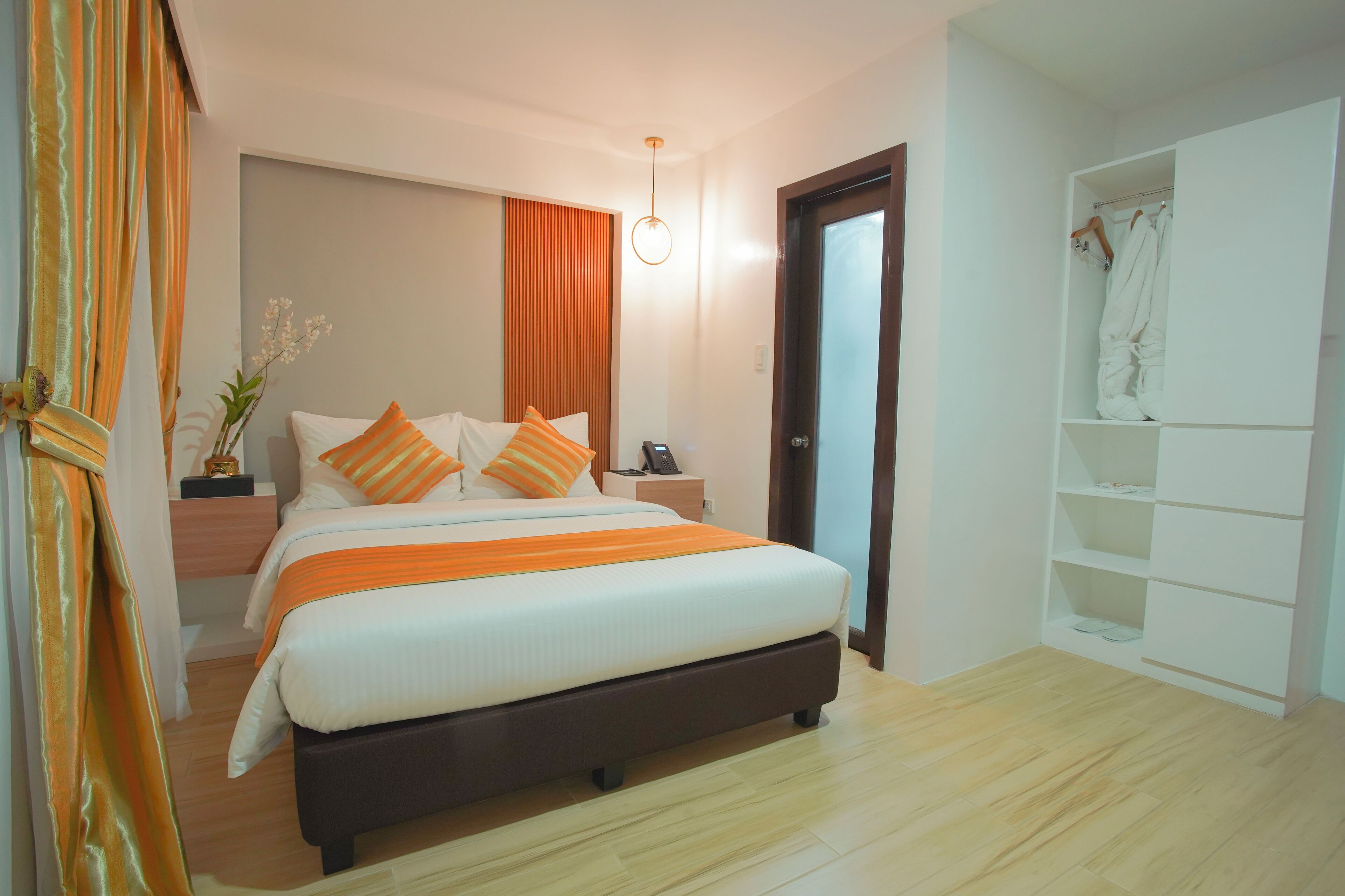 Premier Room, 1 Queen Bed | 1 bedroom, desk, blackout drapes, iron/ironing board