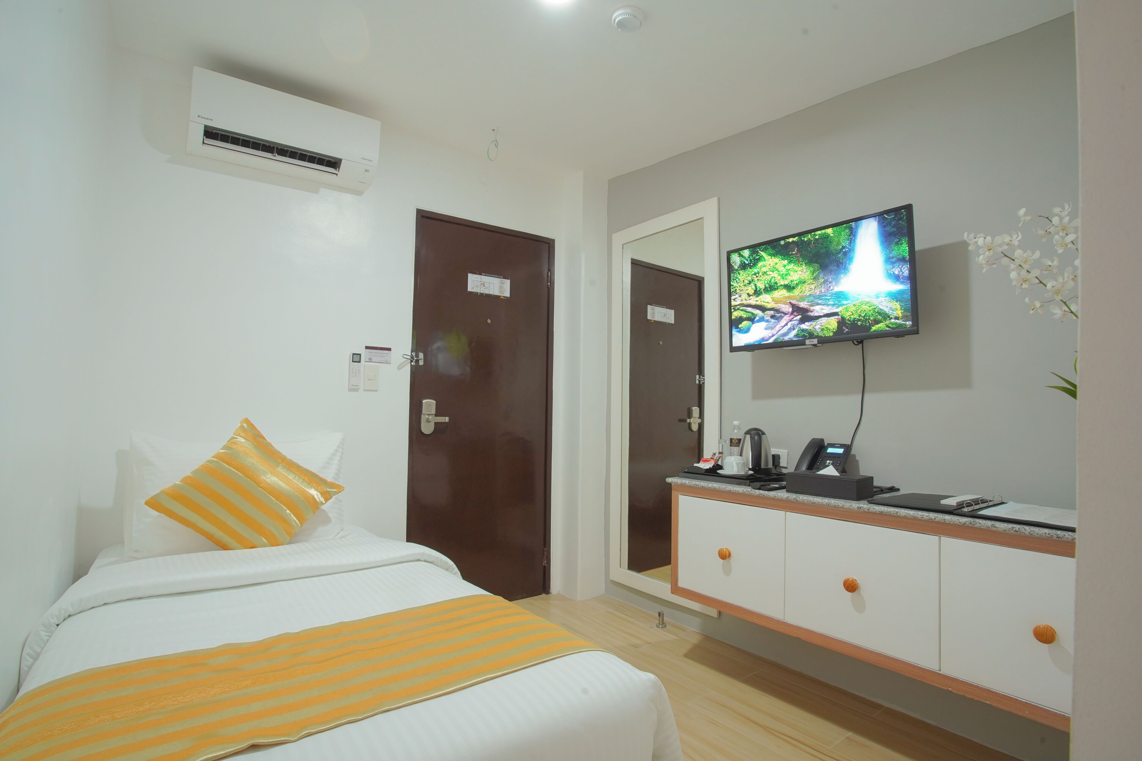 Habitación individual Deluxe | 1 dormitorio, escritorio, cortinas opacas