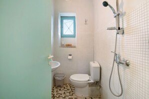 Shower, hair dryer, towels - Cottage 'Sira Stonehouse Ll' with Sea View, Wi-Fi and Air Conditioning (Volimes)