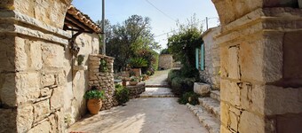 Cottage 'Sira Stonehouse Ll' with Sea View, Wi-Fi and Air Conditioning