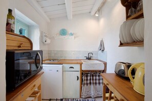 Fridge, microwave, oven, stovetop - Cottage 'Sira Stonehouse Ll' with Sea View, Wi-Fi and Air Conditioning (Volimes)