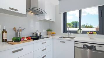 Frigorífic, microones, forn i placa de cuina