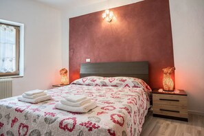 2 bedrooms, bed sheets - Apartment 'La Vecia Casa Apartament' with Mountain View and Shared Terrace (Denno)