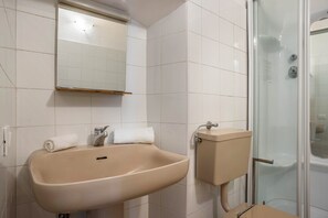 Shower, towels - Apartment 'La Vecia Casa Apartament' with Mountain View and Shared Terrace (Denno)